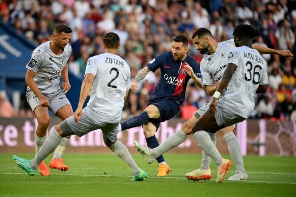 足球报：海港有意杨希，徐彬留洋仍存不确定，西海岸资金有困