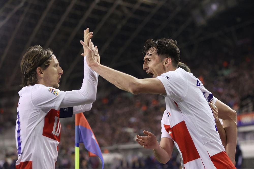 旗下球队乌拉圭第四级别联赛夺冠并升级，梅西、苏牙晒图祝贺