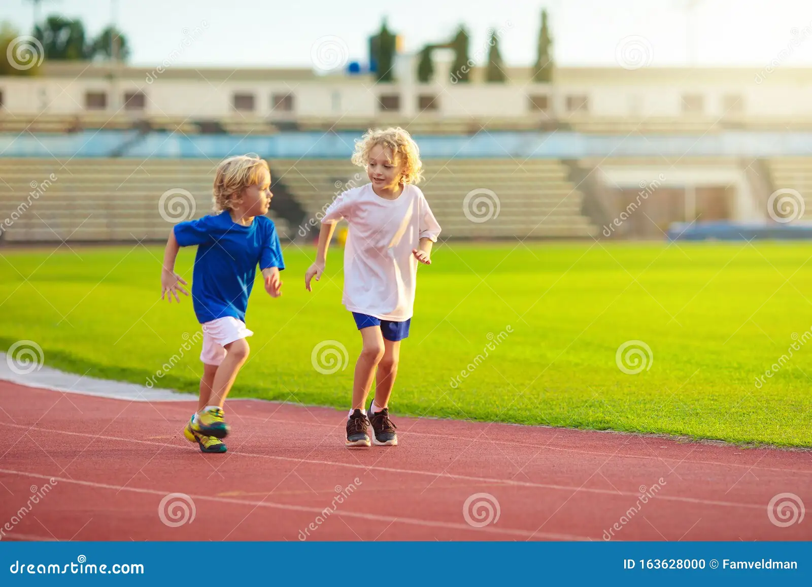 剑指三分，阿森纳晒欧冠赛前海报：萨卡单人出镜